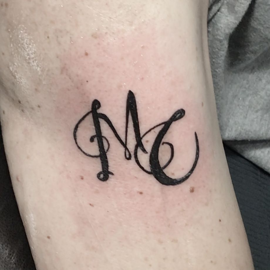 Tatuaje lettering "MC"