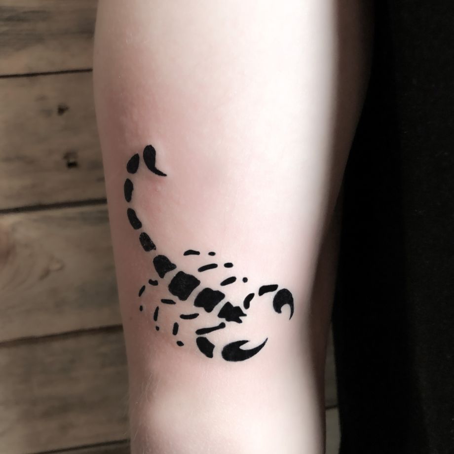 Tatuaje black work de un escorpión