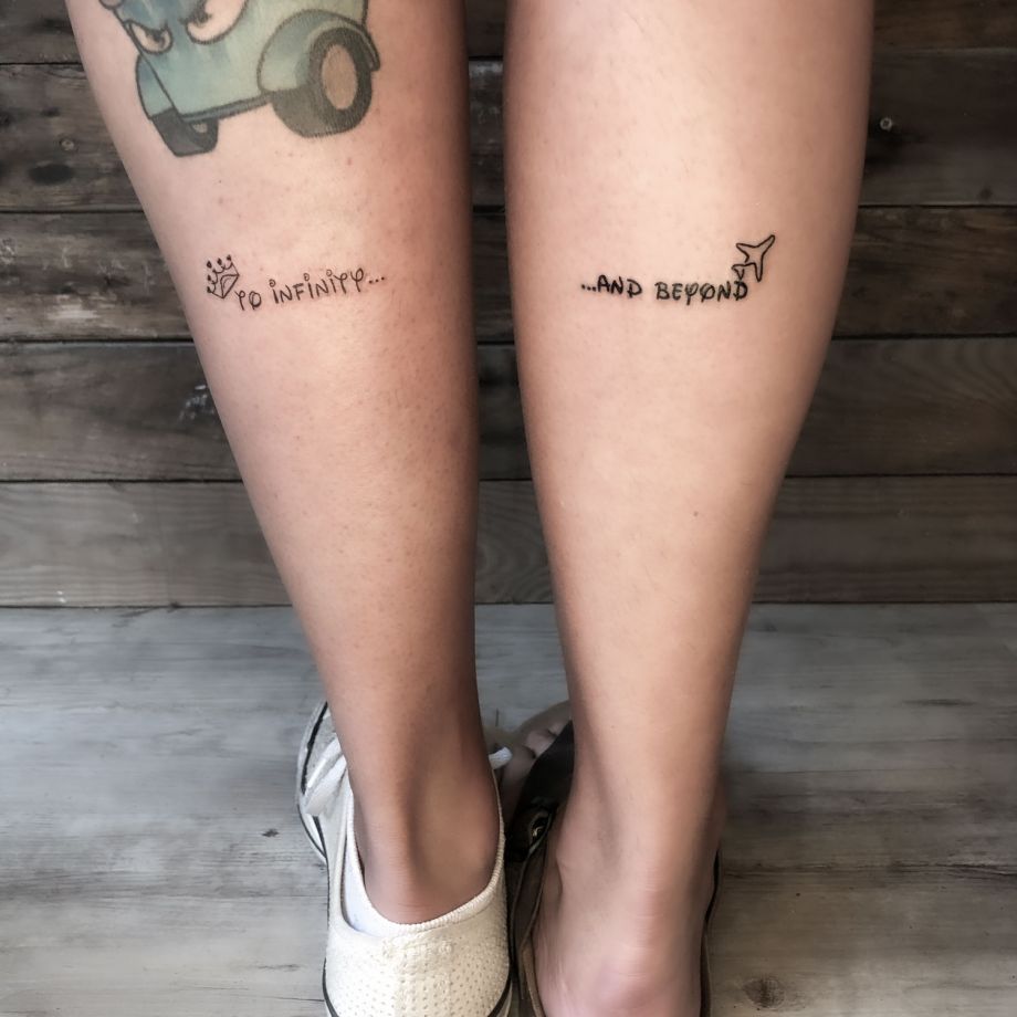 Tatuaje lettering de "to infinity and beyond"