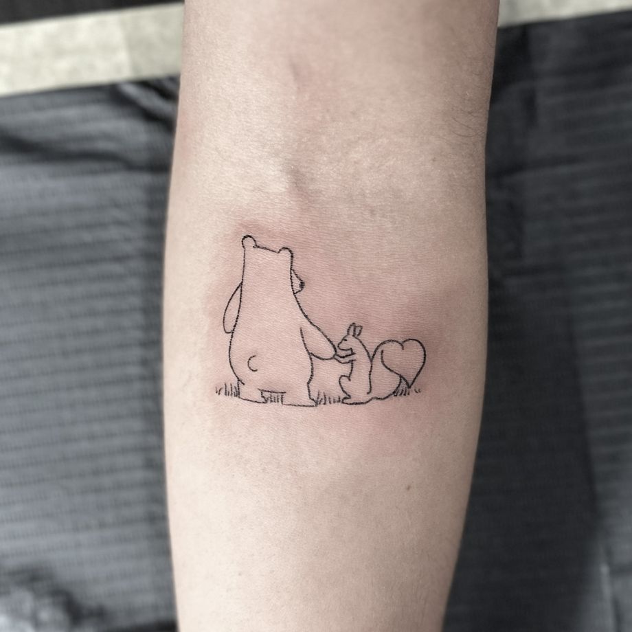 Tatuaje fine line de la silueta de un oso y una ardilla
