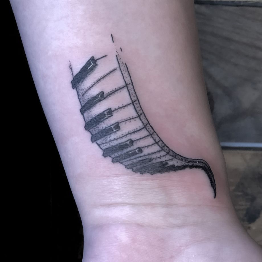 Tatuaje de línea y whip shading de un teclado