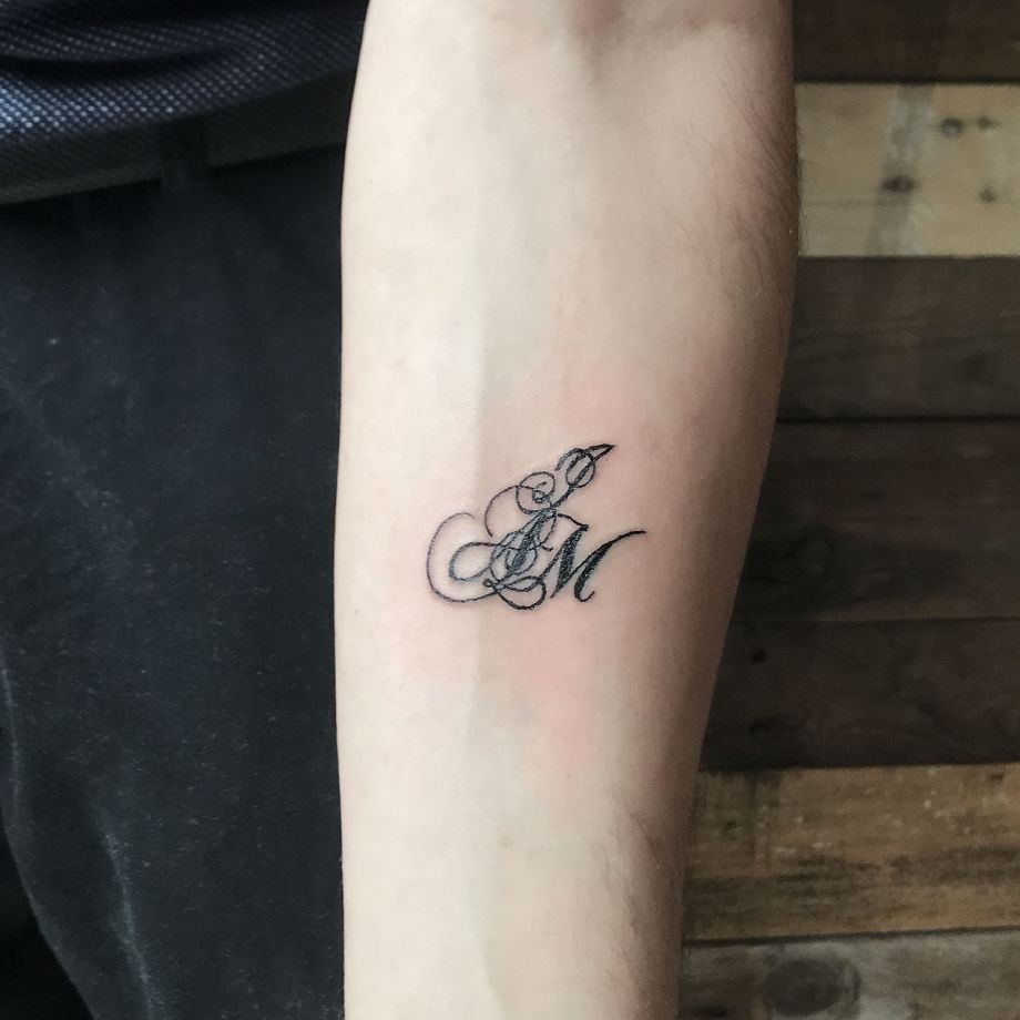 Tatuaje lettering "3 iniciales"