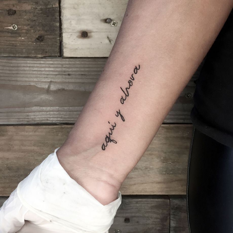 Tatuajes lettering de "aquí y ahora"