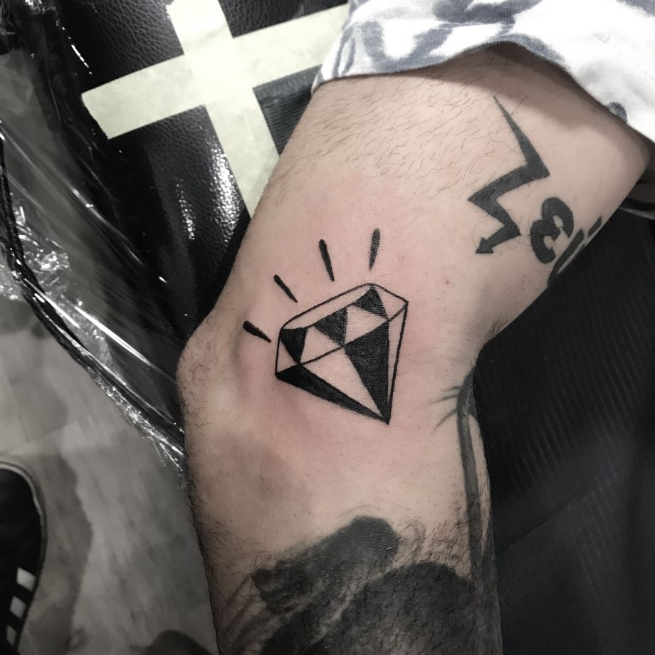 Tatuaje black work de un diamante