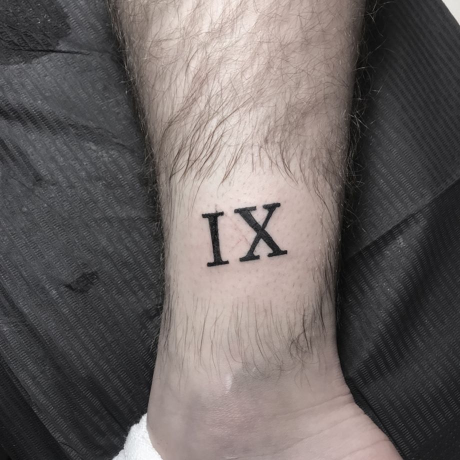 Tatuaje lettering de "IX"