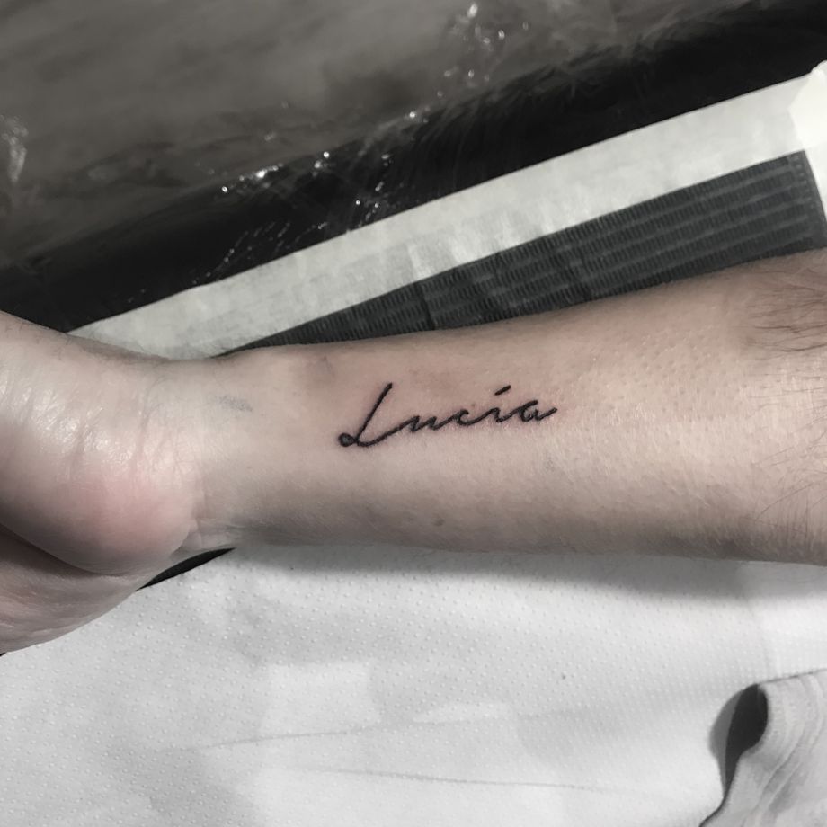 Tatuaje lettering "Lucía"