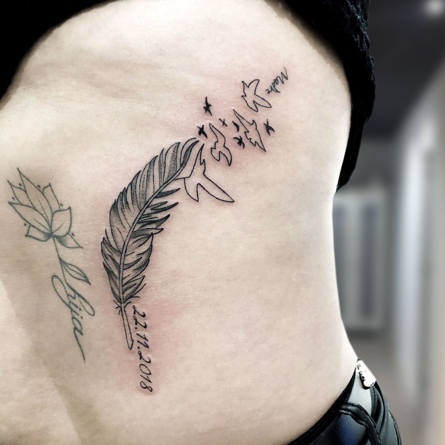 tatuaje blanco y negro pluma, pájaros y fecha