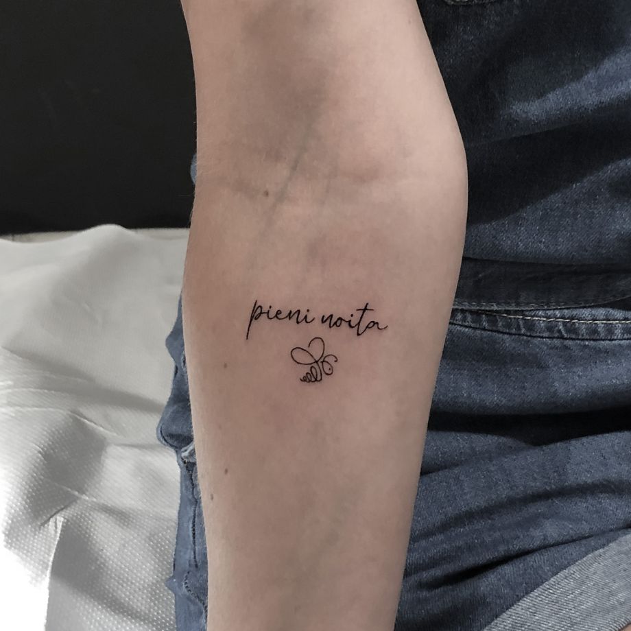 Tatuaje lettering "pieni noita"