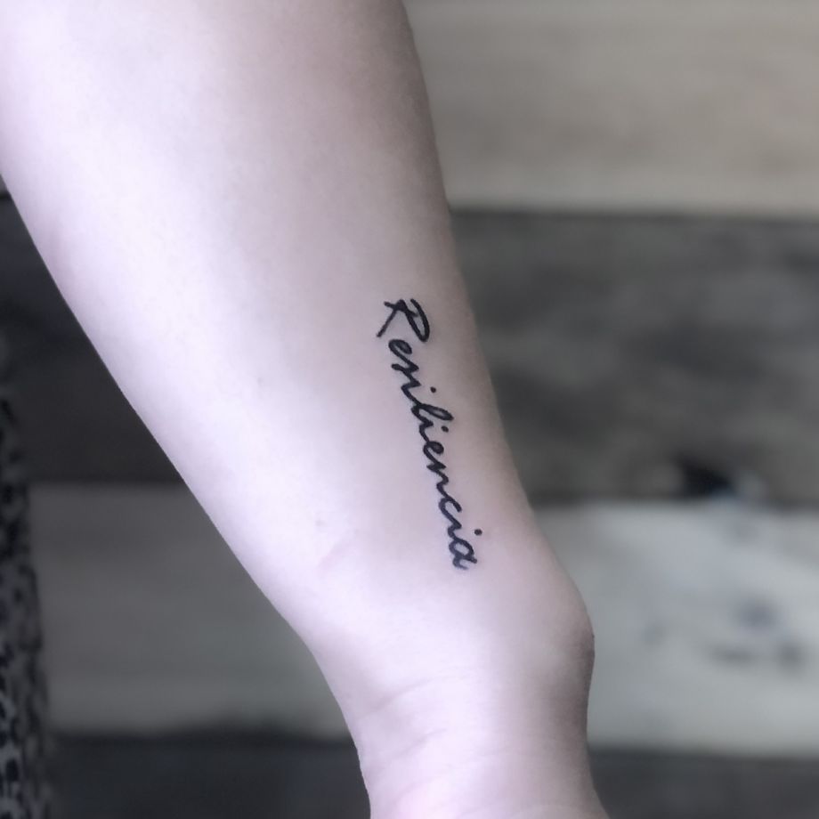 Tatuaje lettering de "Resilencia"