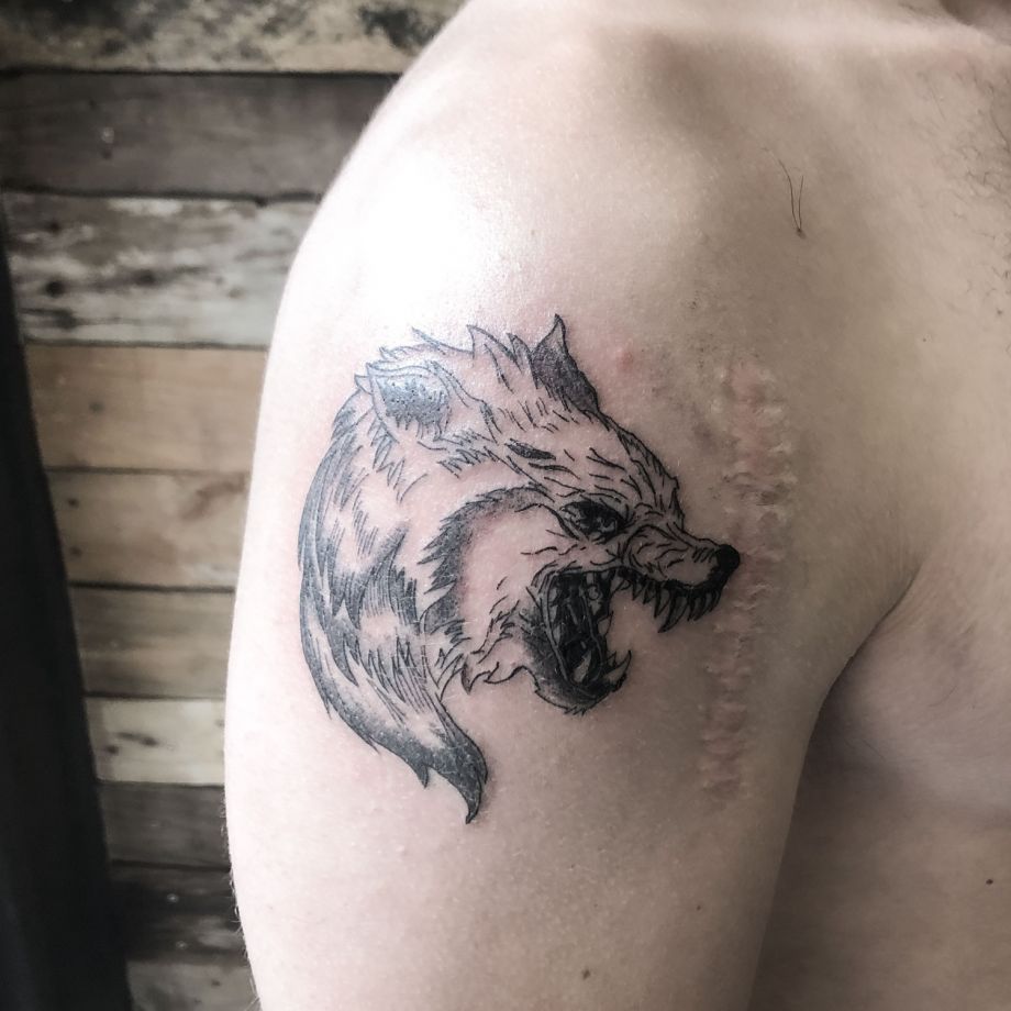 Tatuaje black work de un lobo