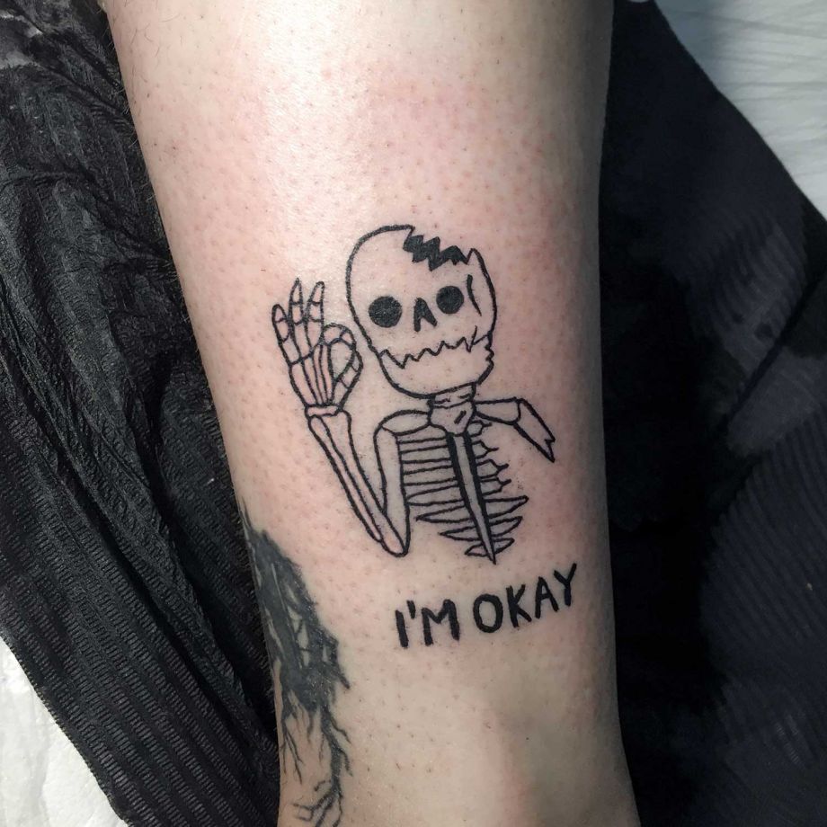 Tatuaje black work de un esqueleto trasher