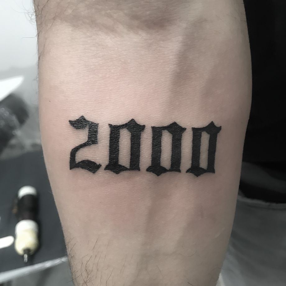 Tatuaje lettering "2000"
