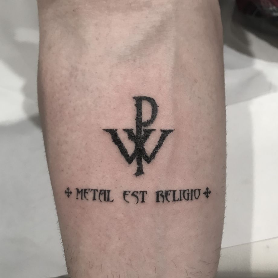 Tatuaje lettering "Metal est religio"