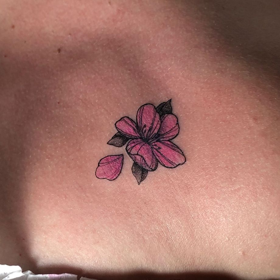 Tatuaje en color de una flor de cerezo