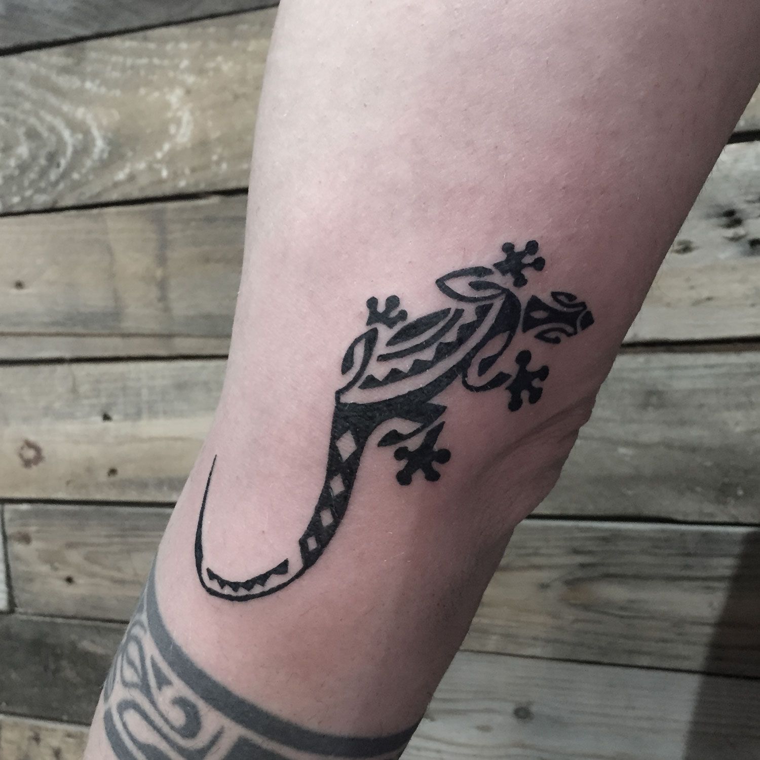 tatuaje blanco y negro de una salamandra