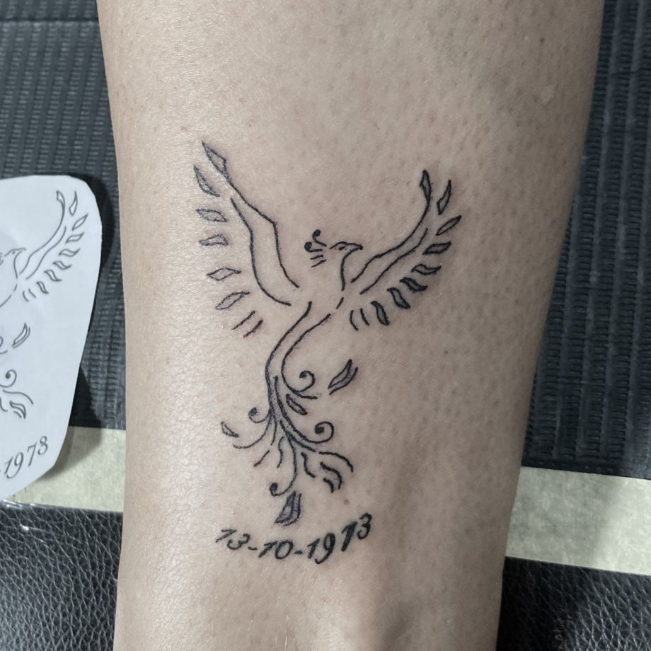 Tatuaje fine line de un ave fénix