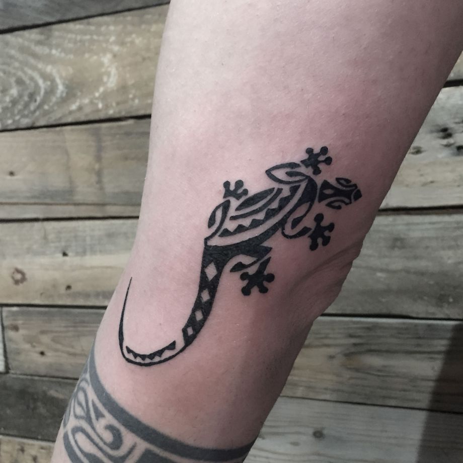 Tatuaje black work de una salamandra