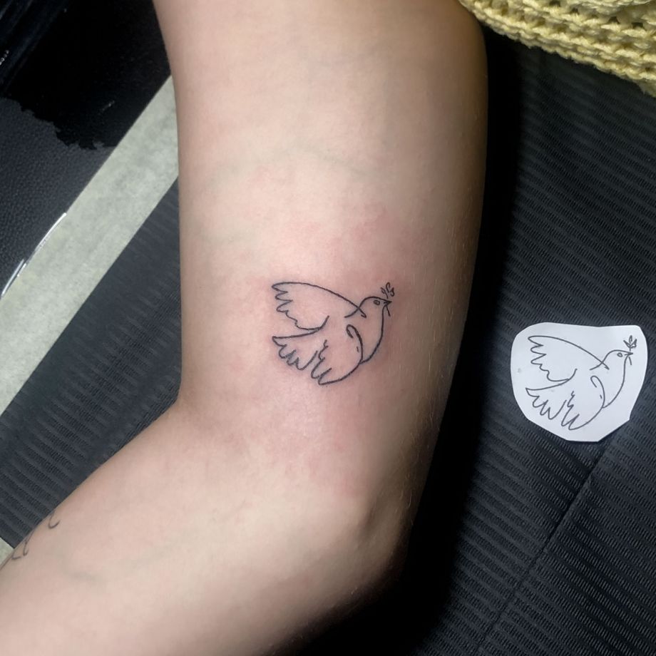 Tatuaje de línea de la paloma de Picasso